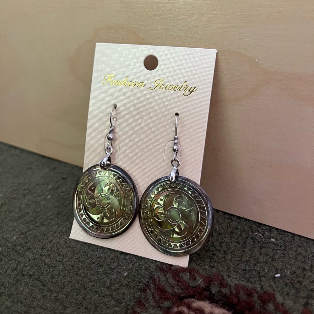 Pair of carved mother-of-pearl shell earrings - Picture 4 of 6